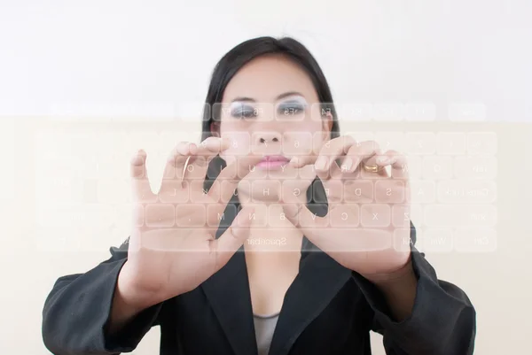 Femme d'affaires poussant clavier sur le tableau blanc . — Photo
