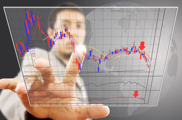 Uomo d'affari spingendo grafico finanza per il mercato azionario commerciale sulla lavagna . — Foto Stock