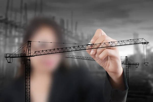 Geschäftsfrau zeichnet Kranlinie für Baukonzept. — Stockfoto