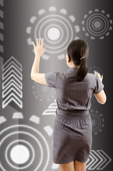Geschäftsfrau drückt digitale Taste auf Touchscreen-Oberfläche. — Stockfoto