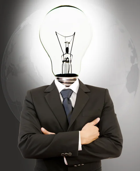 Empresário bem sucedido com as mãos cruzadas de cabeça de lâmpada . — Fotografia de Stock