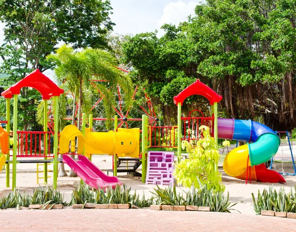 Parque infantil no parque. — Fotografia de Stock