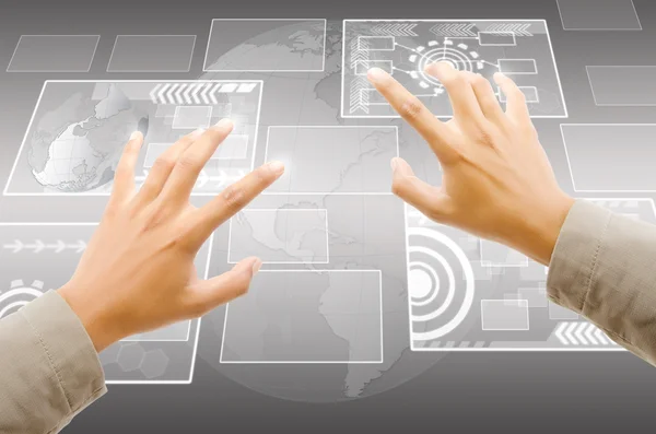 Рука натискає цифрову кнопку на інтерфейс сенсорного екрана . — стокове фото
