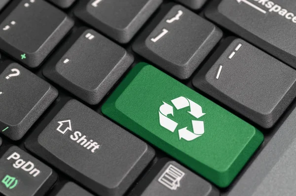 Znak recyklingu na laptopa — Zdjęcie stockowe