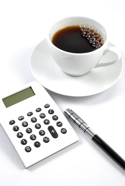 Stůl s Kalkulačka a pera — Stock fotografie