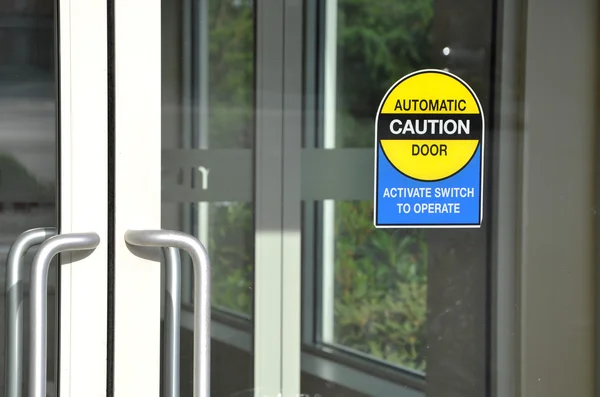 Automatisk varning dörren tecken — Stockfoto