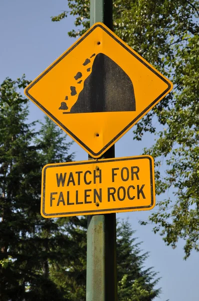 Watch for fallen rock — Stockfoto