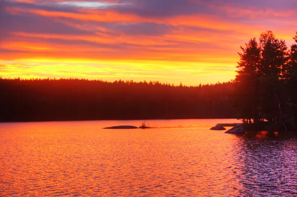 Sunrise on lake — Stock Photo, Image