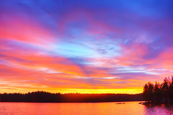 Схід сонця на озері — стокове фото