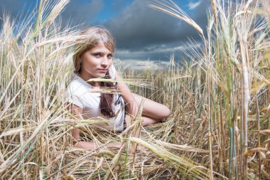 genç güzel kadın moda fotoğrafı