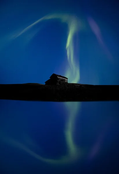 Luces boreales y reflexión —  Fotos de Stock