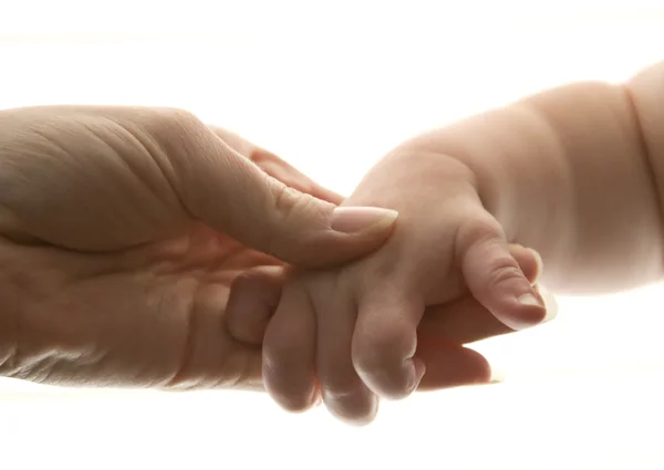 Baby en mamma hand — Stockfoto