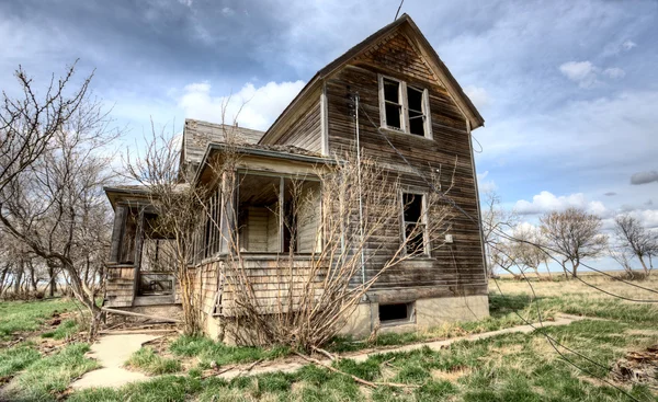 Внешний заброшенный дом — стоковое фото
