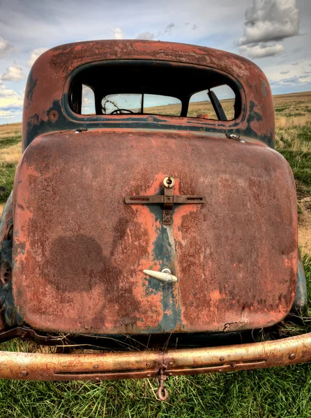 Pradaria de veículos abandonados — Fotografia de Stock