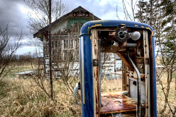 Oude vintage benzinepomp — Stockfoto