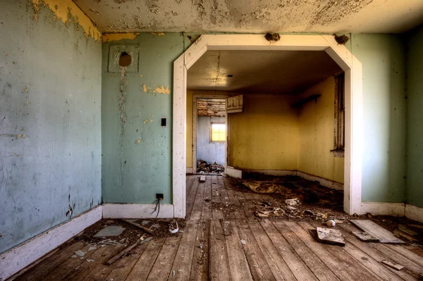 Interior casa abandonada pradera — Foto de Stock