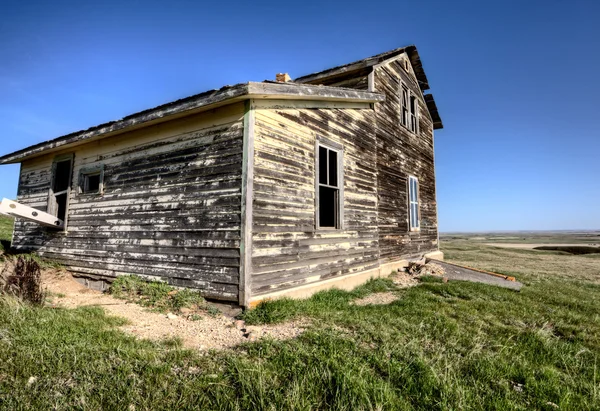 Внешний заброшенный дом — стоковое фото