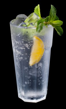 Siyah arkaplanda Mojito Kokteyli