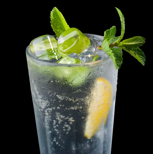 Mojito Cocktail auf schwarzem Hintergrund — Stockfoto