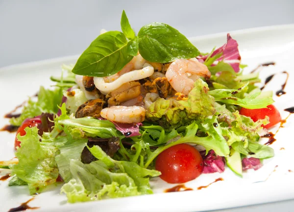 Fresh salad with seafood — Stock Photo, Image