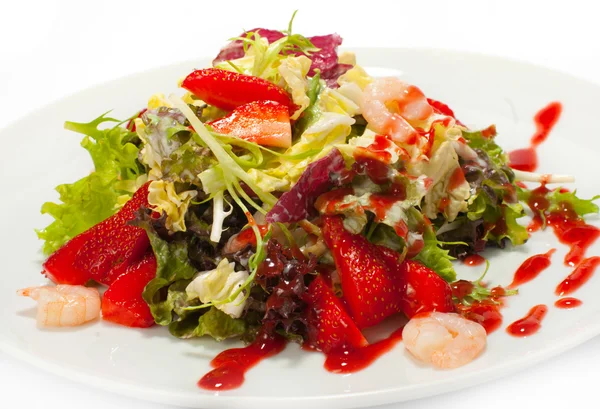 Fresh salad with seafood and strawberries — Stock Photo, Image