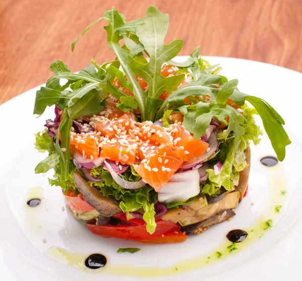 Frischer Salat mit Lachs — Stockfoto