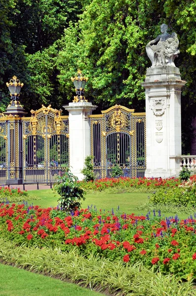 Puerta dorada y jardín — Foto de Stock
