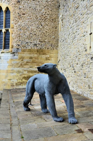 Statue eines Bären aus Drahtgeflecht — Stockfoto