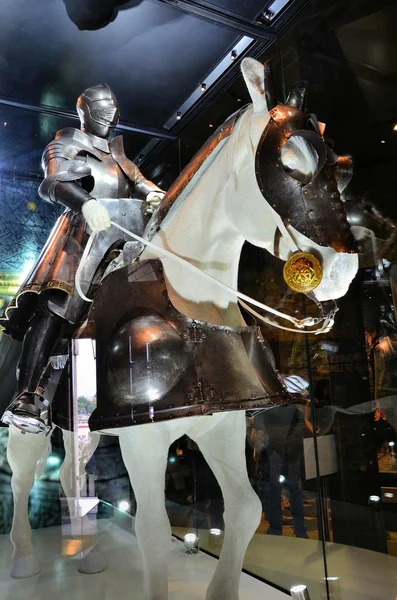 Caballo y jinete protegidos por armadura de hierro — Foto de Stock