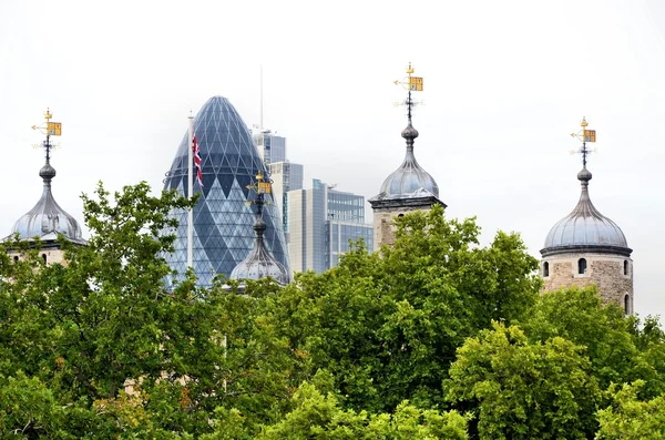 The Tower of London and modern buildings — Stock Photo, Image