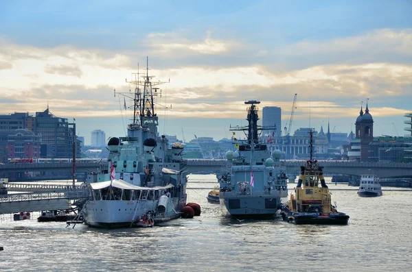Thames Nehri üzerinde savaş gemileri — Stok fotoğraf