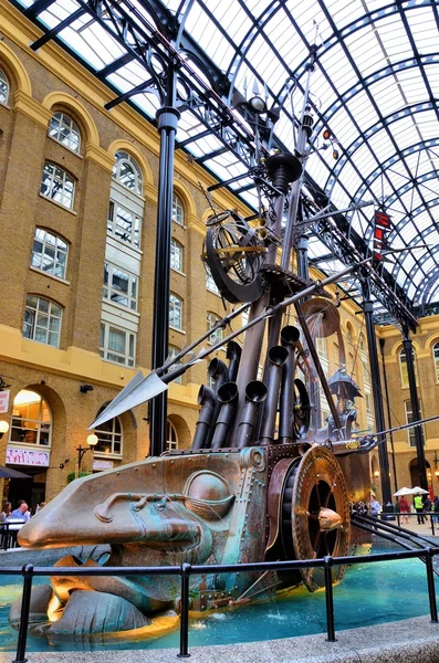 Bir alışveriş içinde metal heykel — Stok fotoğraf