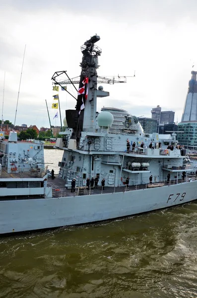 Profilli mürettebat ile modern İngiliz savaş gemisi — Stok fotoğraf