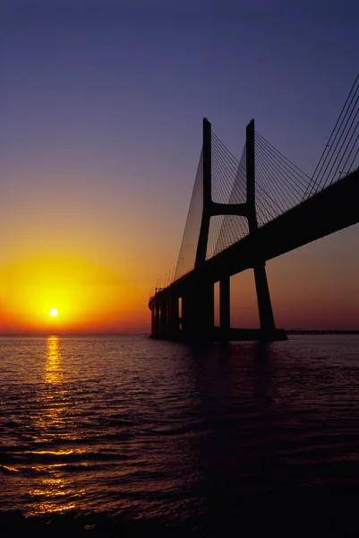 Brücke von Vasco da Gama bei Sonnenaufgang — Stockfoto