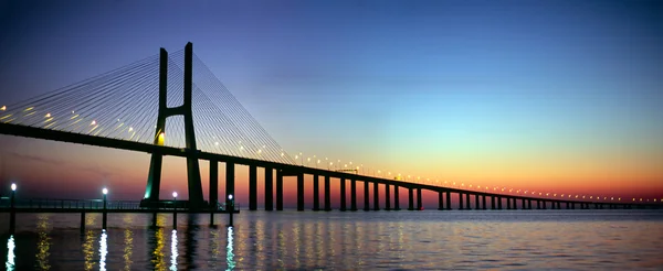 Панорама моста Васко да Гама на закате Стоковая Картинка