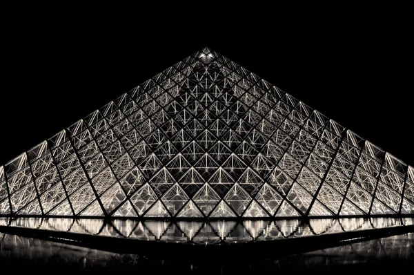 Pirâmide do Louvre em Paris à noite — Fotografia de Stock