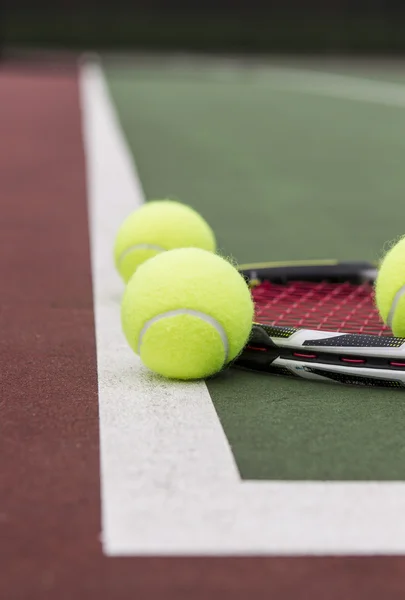 Εξοπλισμός τένις στηρίζεται σε υπαίθριο δικαστήριο — Φωτογραφία Αρχείου