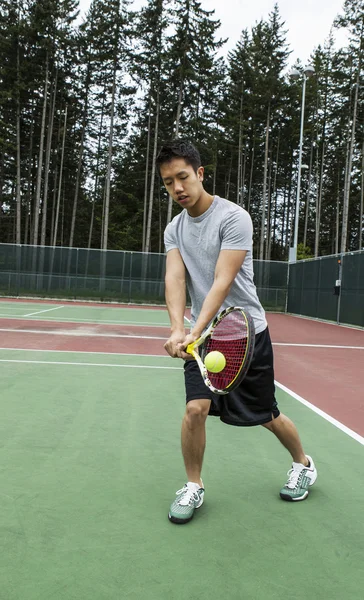 Теннис на открытом воздухе - удар слева — стоковое фото