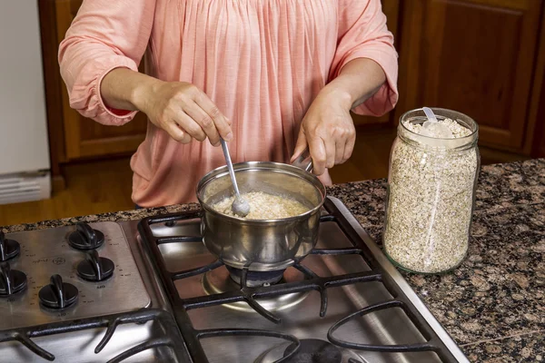 Agitar la harina de avena para el desayuno —  Fotos de Stock