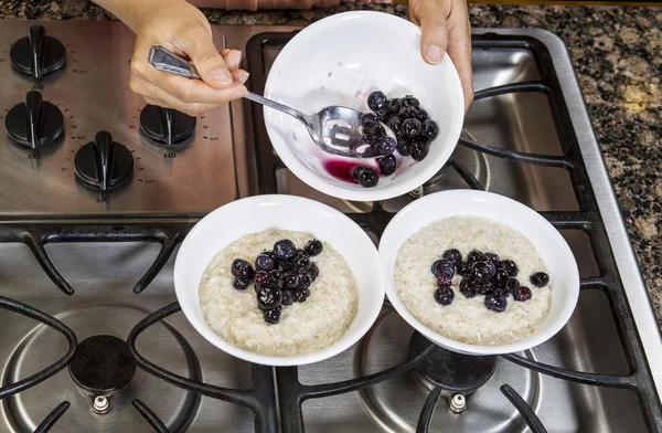 Blueberries and Oatmeal for Breakfast — Stock Photo, Image