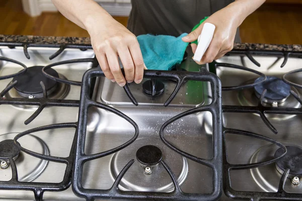 Spraying down Stove Top Range for Cleaning — Stock Photo, Image