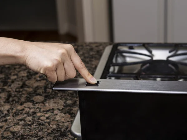 Ligando o ventilador superior do fogão da escala — Fotografia de Stock