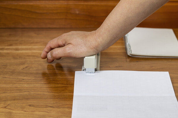 Стаплер на рабочем столе
