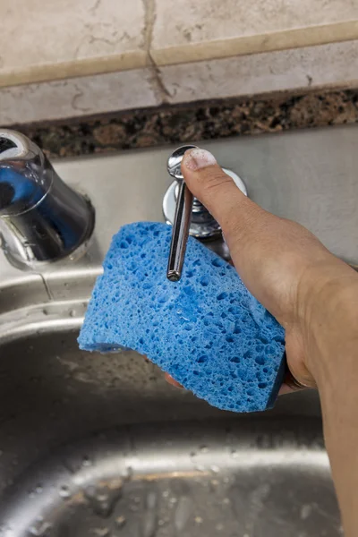 Dozownik mydła w zlewie, używane — Zdjęcie stockowe