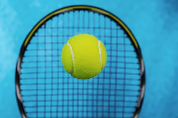 Pelotas de tenis delante de la raqueta — Foto de Stock