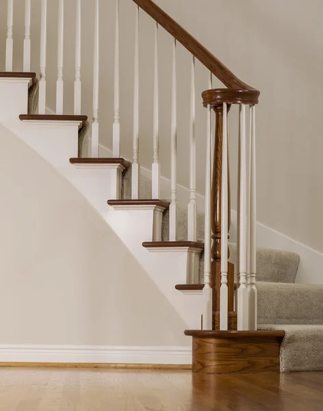 Escadaria de madeira de carvalho e carpete — Fotografia de Stock