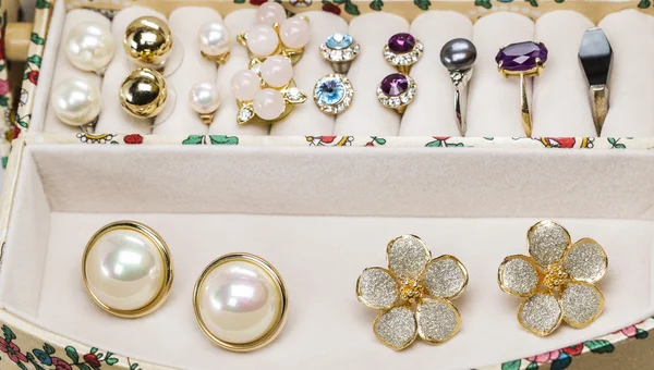 Organiserade smyckeskrin — Stockfoto