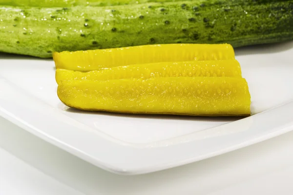 Gesneden pickles op plaat — Stockfoto