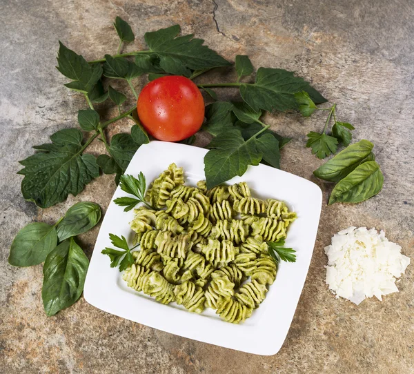 Frische Pesto-Pasta auf Natursteinrahmen — Stockfoto
