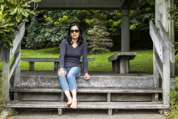 Asyalı kadınlar Park'ta dinlenme — Stok fotoğraf